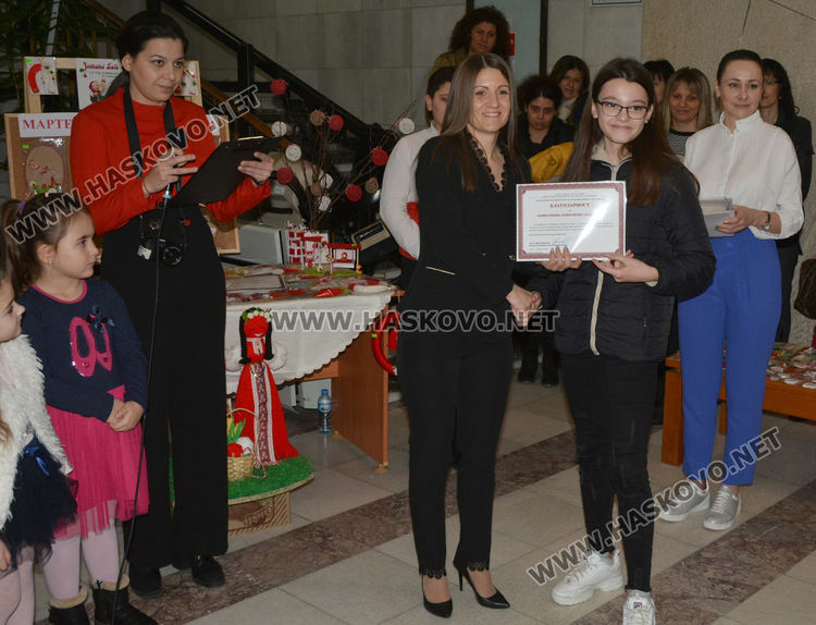 Стотици мартеници в базара в Областна администрация в подкрепа на Михаела