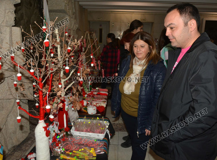 Стотици мартеници в базара в Областна администрация в подкрепа на Михаела