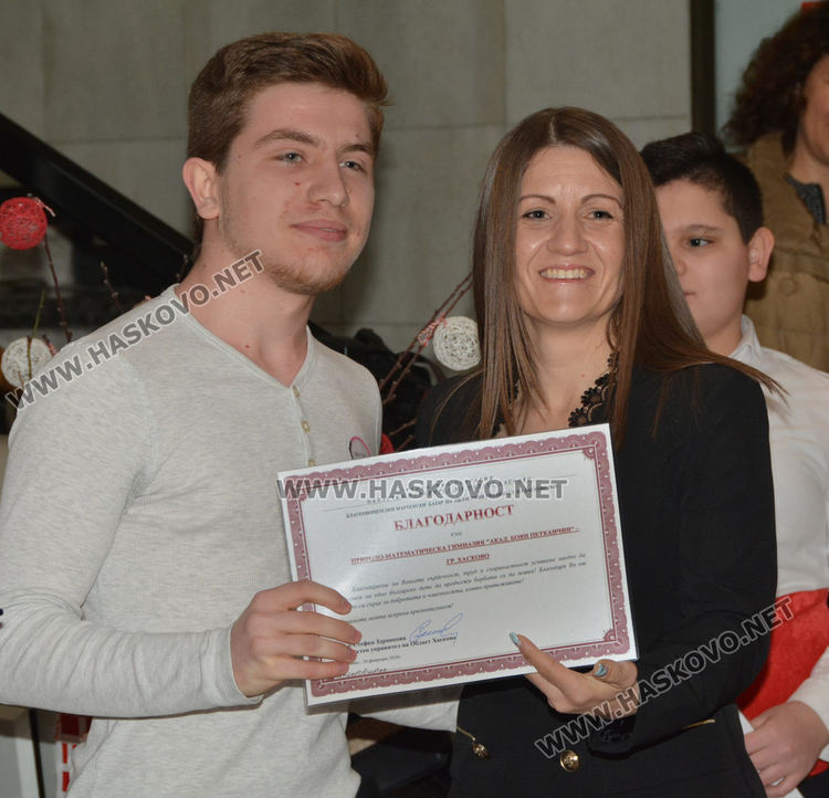 Стотици мартеници в базара в Областна администрация в подкрепа на Михаела