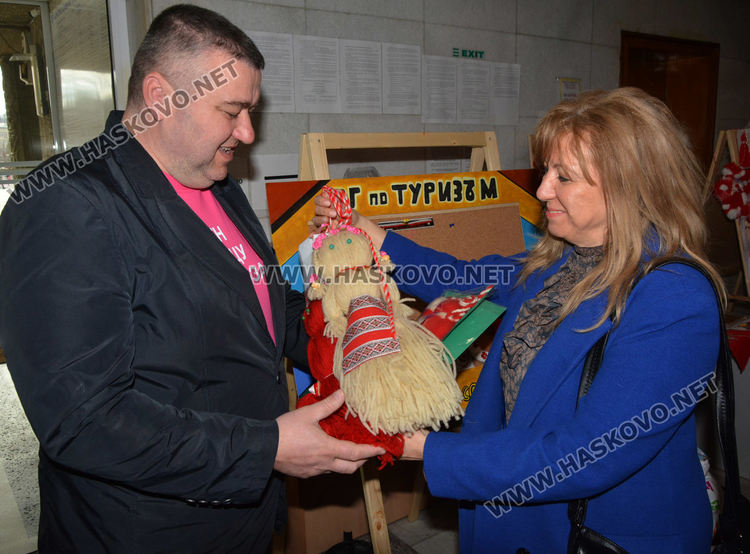 Стотици мартеници в базара в Областна администрация в подкрепа на Михаела