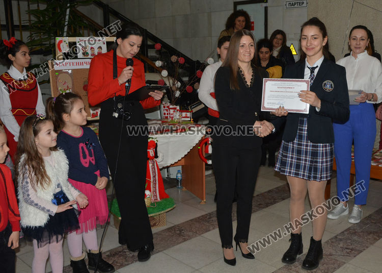 Стотици мартеници в базара в Областна администрация в подкрепа на Михаела