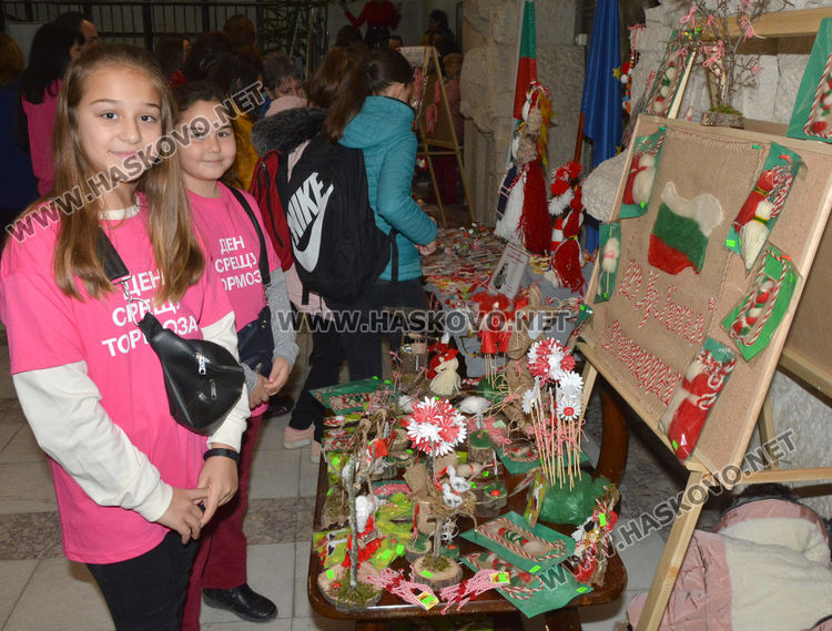 Стотици мартеници в базара в Областна администрация в подкрепа на Михаела