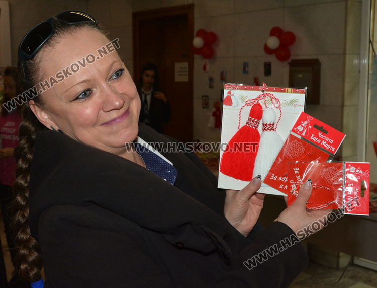 Стотици мартеници в базара в Областна администрация в подкрепа на Михаела