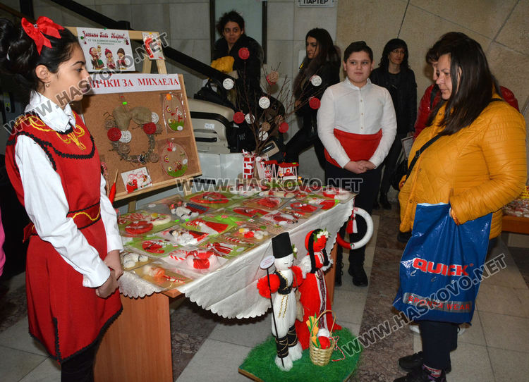 Стотици мартеници в базара в Областна администрация в подкрепа на Михаела