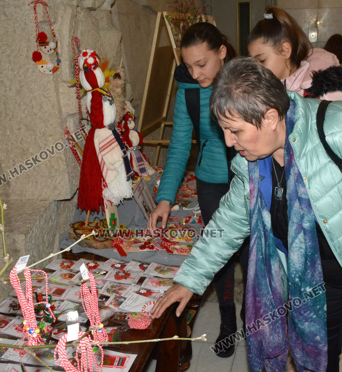 Стотици мартеници в базара в Областна администрация в подкрепа на Михаела