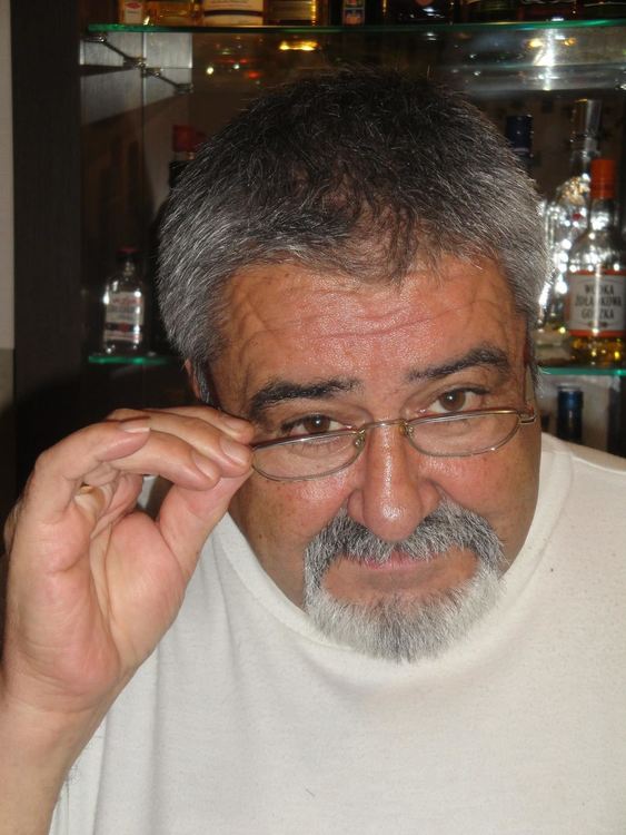 Напусна ни журналистът Петър Харадинов