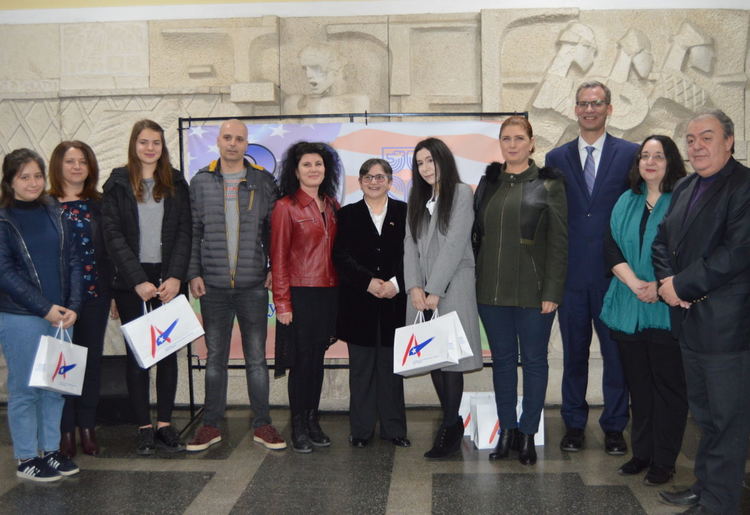 Дружество „Приятели на САЩ“ отбеляза тридесетгодишен юбилей, от посолството наградиха Валентина Иванова