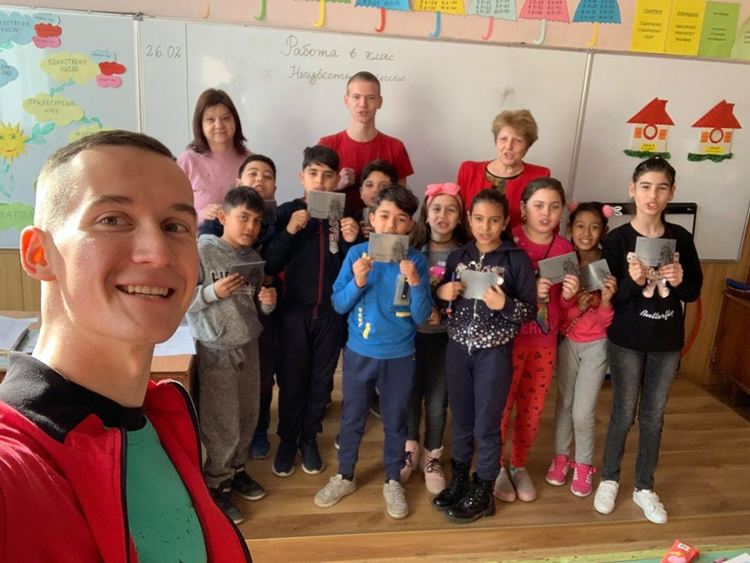 Фондация "Въздигане" дари книжки на третокласниците и ги предизвика да последват завета на Кубрат