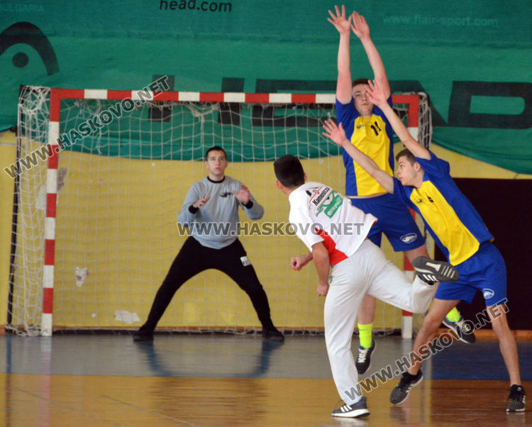 Езиковата с две купи от Общинското първенство по хандбал за ученици