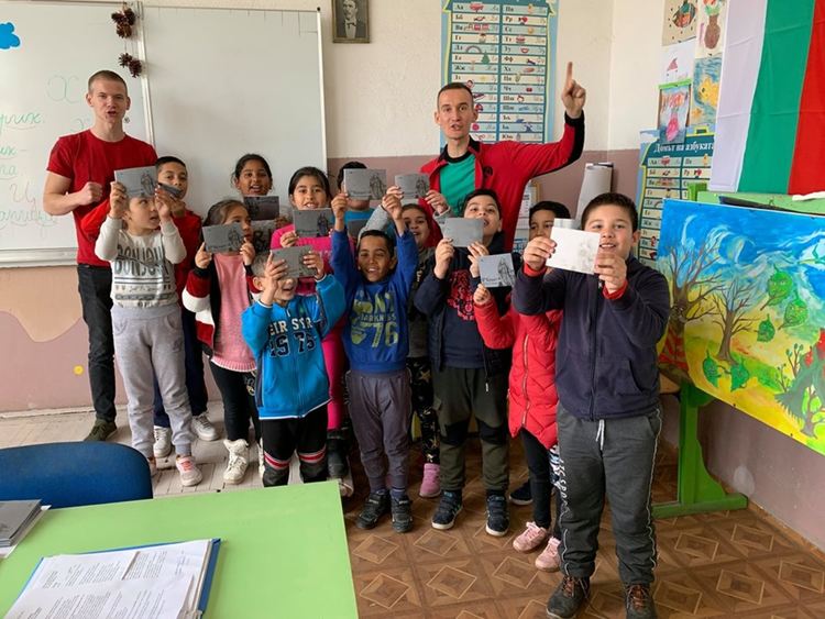 Фондация "Въздигане" дари книжки на третокласниците и ги предизвика да последват завета на Кубрат