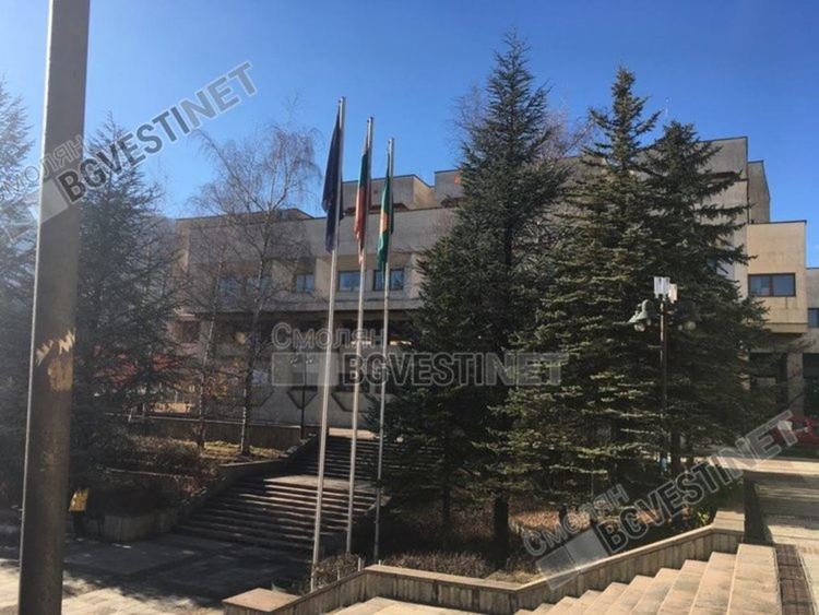 Забрана и за учителите от Смолянска област да пътуват извън страната