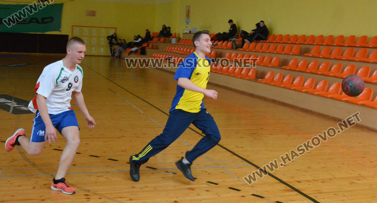 Езиковата с две купи от Общинското първенство по хандбал за ученици