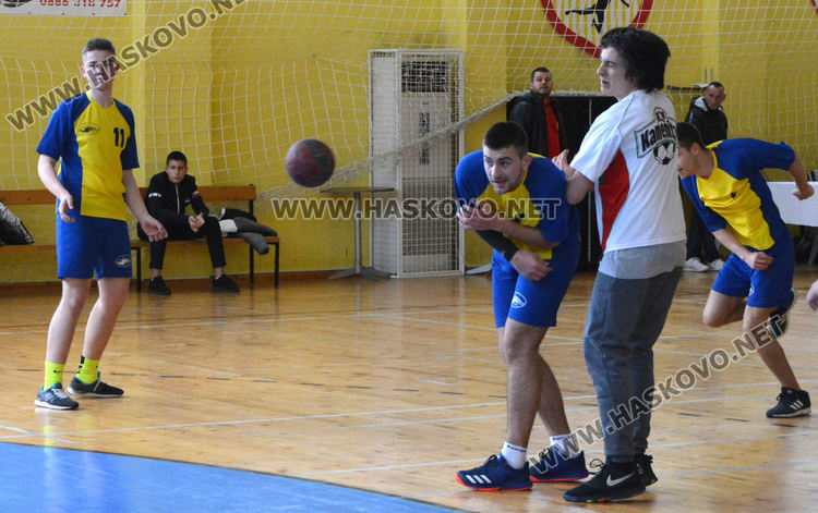 Езиковата с две купи от Общинското първенство по хандбал за ученици