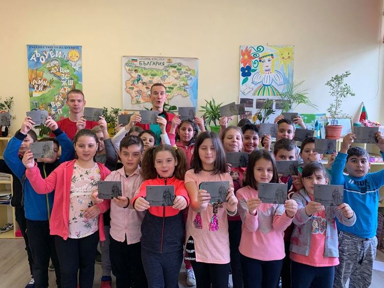 Фондация "Въздигане" дари книжки на третокласниците и ги предизвика да последват завета на Кубрат
