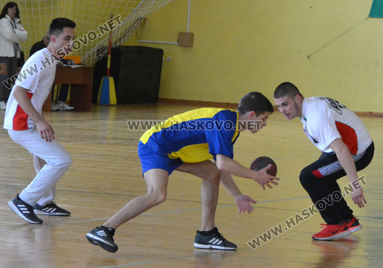 Езиковата с две купи от Общинското първенство по хандбал за ученици