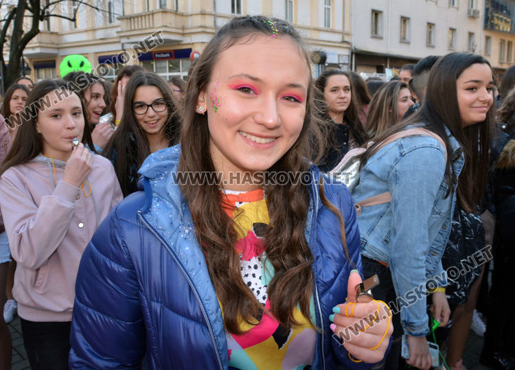 Пъстро шествие за фашинга на Езиковата, събират средства за Михаела