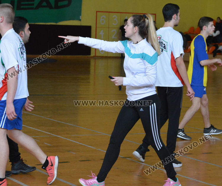 Езиковата с две купи от Общинското първенство по хандбал за ученици