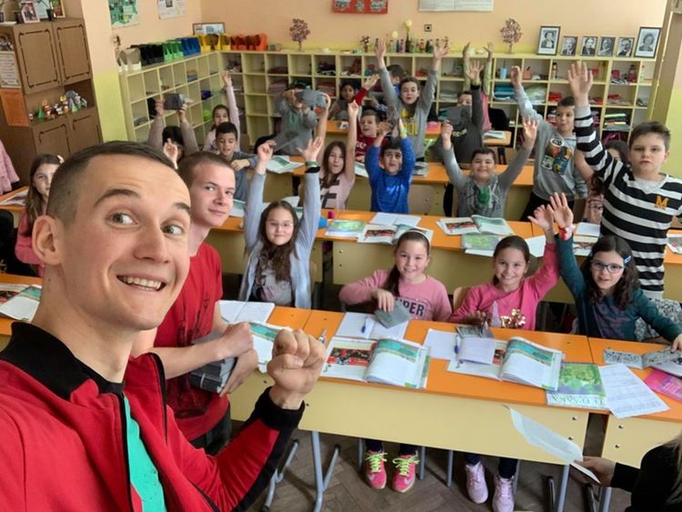 Фондация "Въздигане" дари книжки на третокласниците и ги предизвика да последват завета на Кубрат