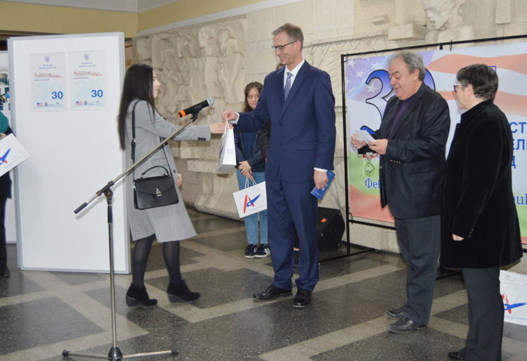 Дружество „Приятели на САЩ“ отбеляза тридесетгодишен юбилей, от посолството наградиха Валентина Иванова