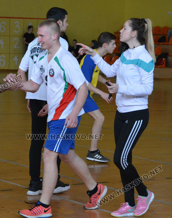 Езиковата с две купи от Общинското първенство по хандбал за ученици