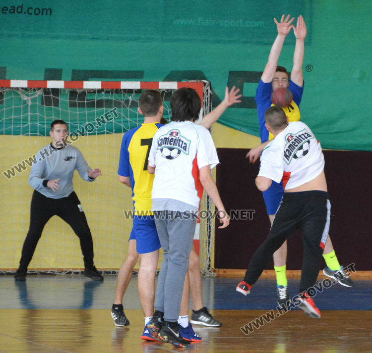 Езиковата с две купи от Общинското първенство по хандбал за ученици