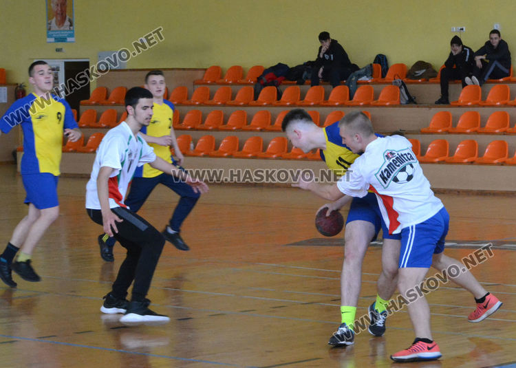 Езиковата с две купи от Общинското първенство по хандбал за ученици