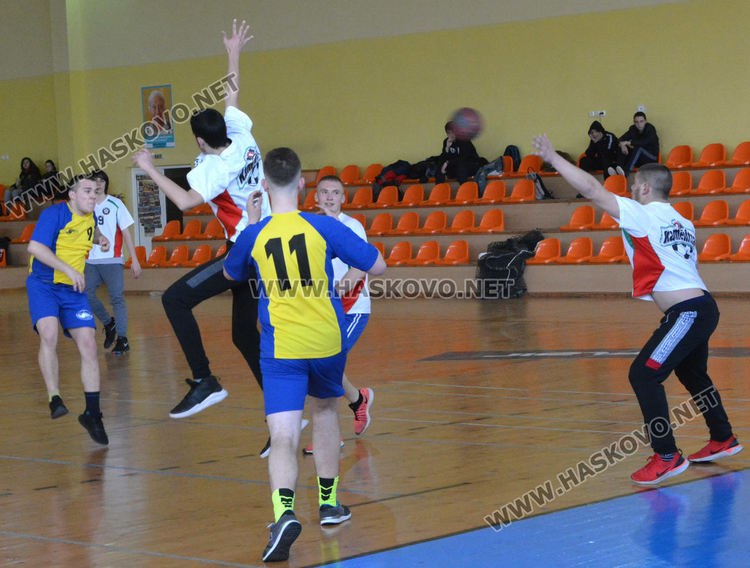 Езиковата с две купи от Общинското първенство по хандбал за ученици