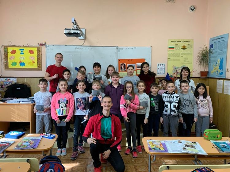 Фондация "Въздигане" дари книжки на третокласниците и ги предизвика да последват завета на Кубрат