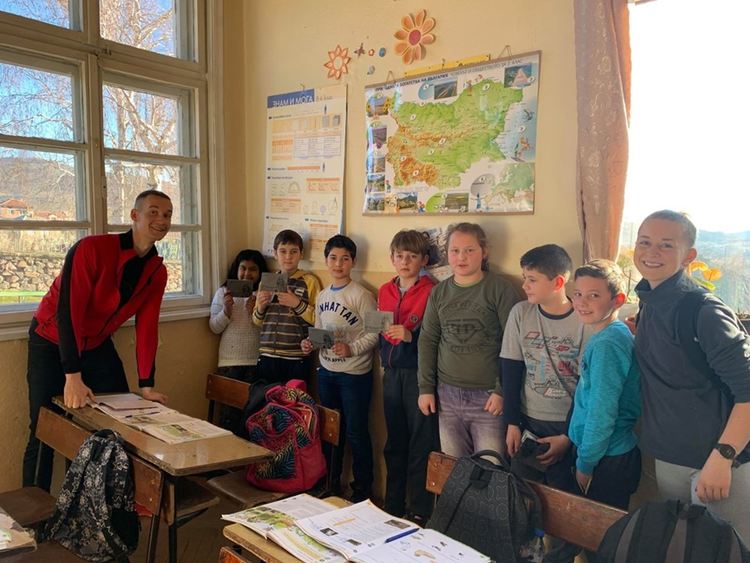 Фондация "Въздигане" дари книжки на третокласниците и ги предизвика да последват завета на Кубрат
