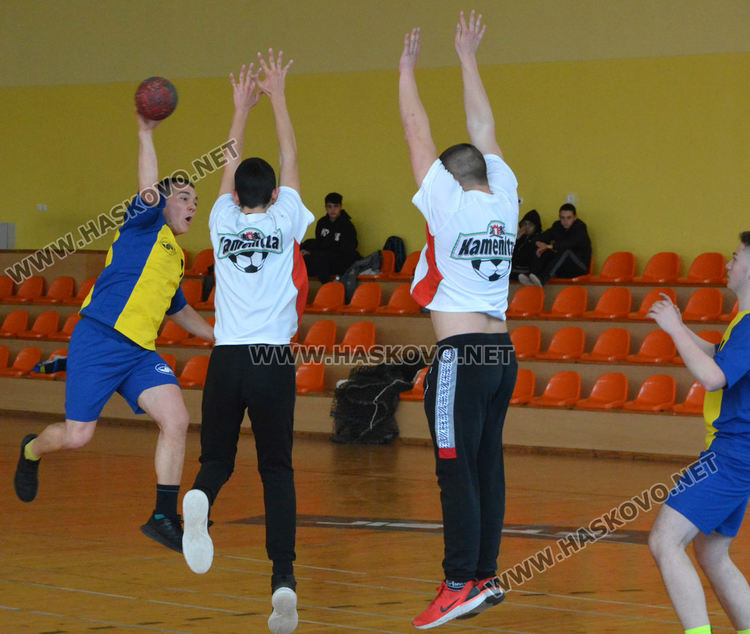 Езиковата с две купи от Общинското първенство по хандбал за ученици