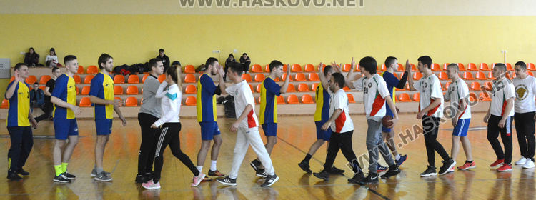 Езиковата с две купи от Общинското първенство по хандбал за ученици