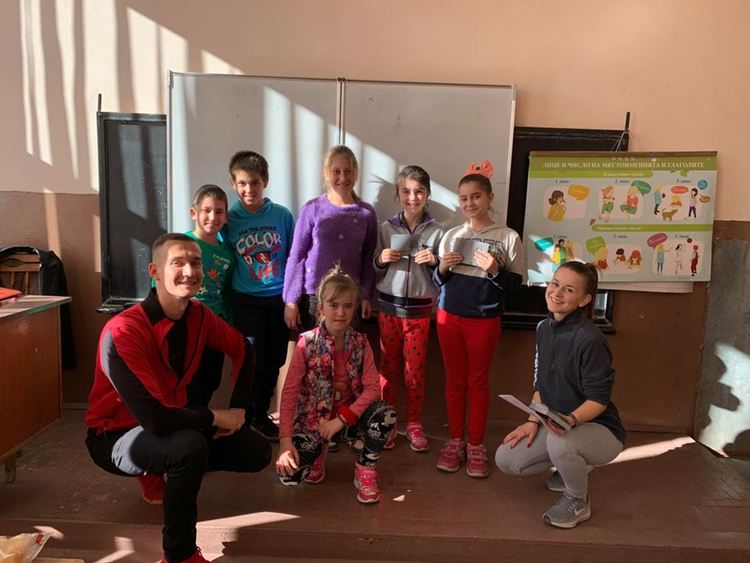 Фондация "Въздигане" дари книжки на третокласниците и ги предизвика да последват завета на Кубрат