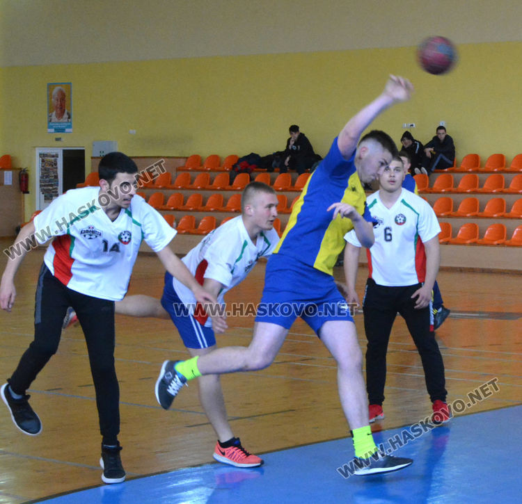 Езиковата с две купи от Общинското първенство по хандбал за ученици