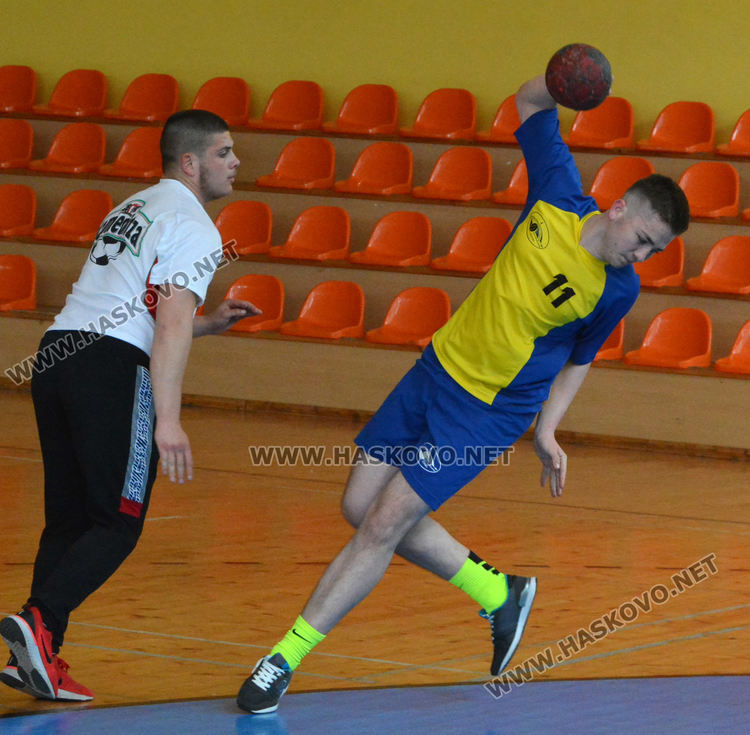 Езиковата с две купи от Общинското първенство по хандбал за ученици