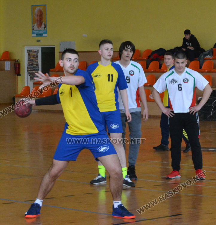 Езиковата с две купи от Общинското първенство по хандбал за ученици