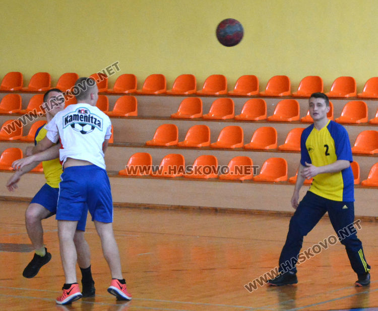 Езиковата с две купи от Общинското първенство по хандбал за ученици