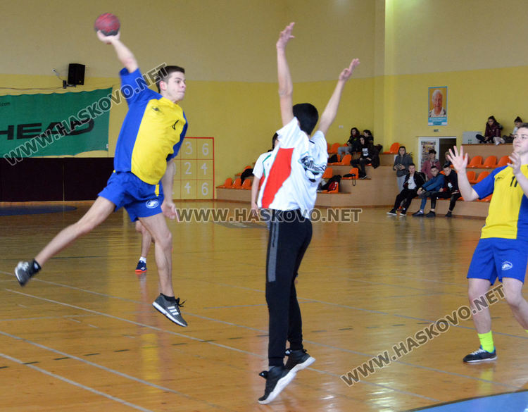 Езиковата с две купи от Общинското първенство по хандбал за ученици