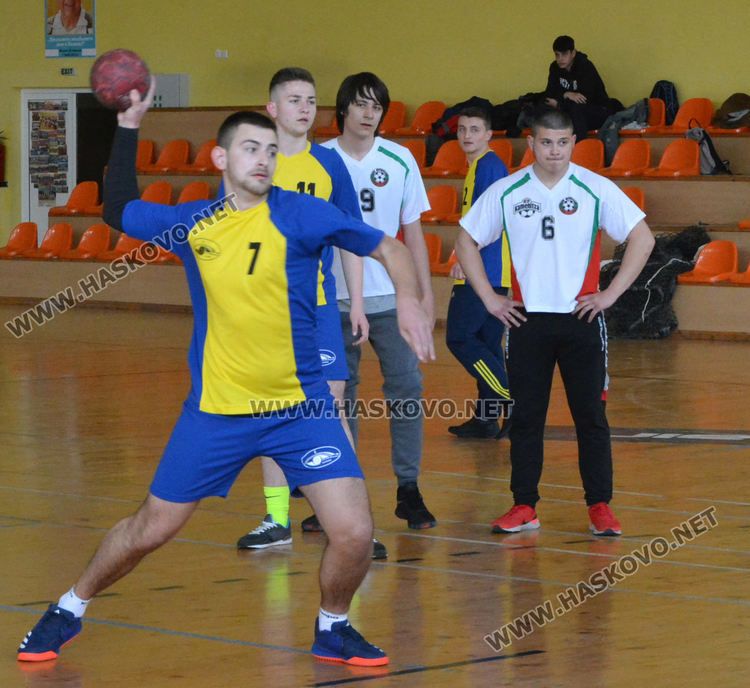 Езиковата с две купи от Общинското първенство по хандбал за ученици