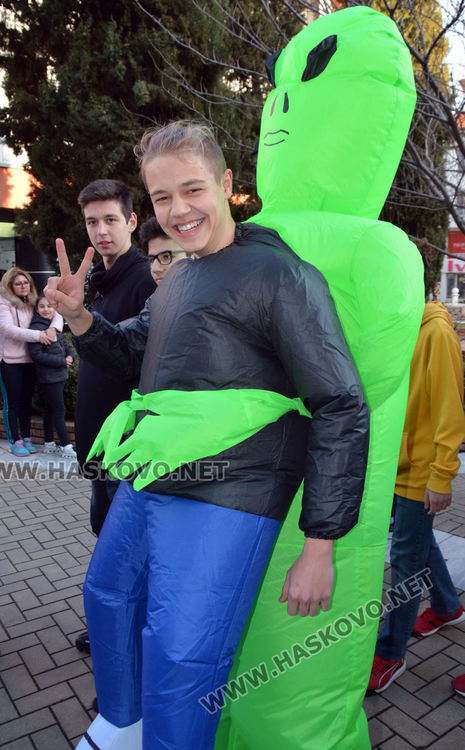 Пъстро шествие за фашинга на Езиковата, събират средства за Михаела