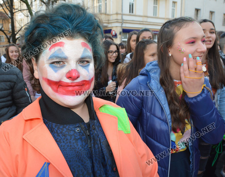 Пъстро шествие за фашинга на Езиковата, събират средства за Михаела
