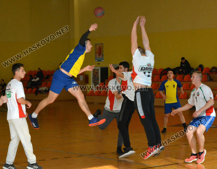 Двубоят между ПМГ (с жълто-син екип) и ПГМЕТ 