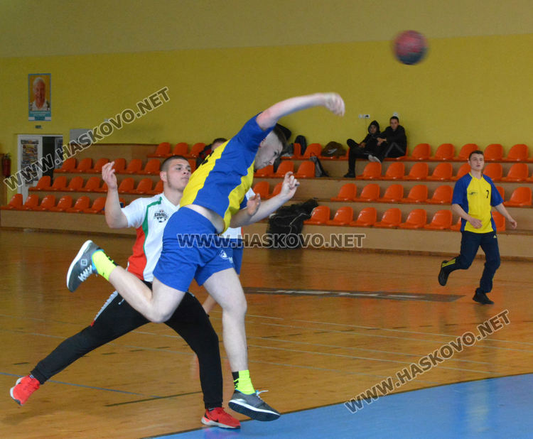 Езиковата с две купи от Общинското първенство по хандбал за ученици