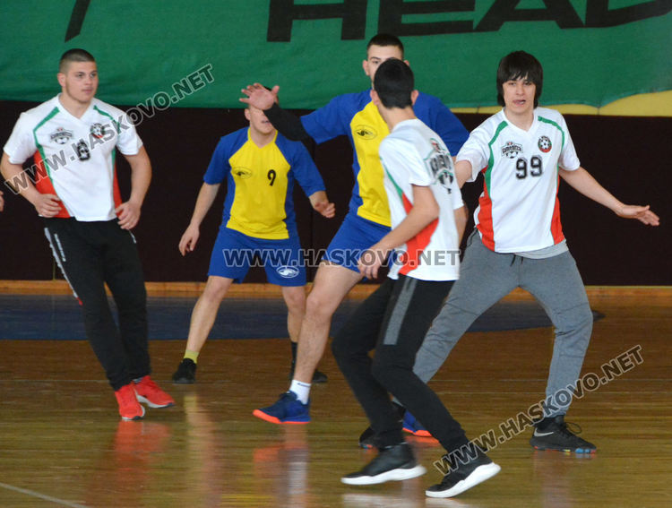 Езиковата с две купи от Общинското първенство по хандбал за ученици