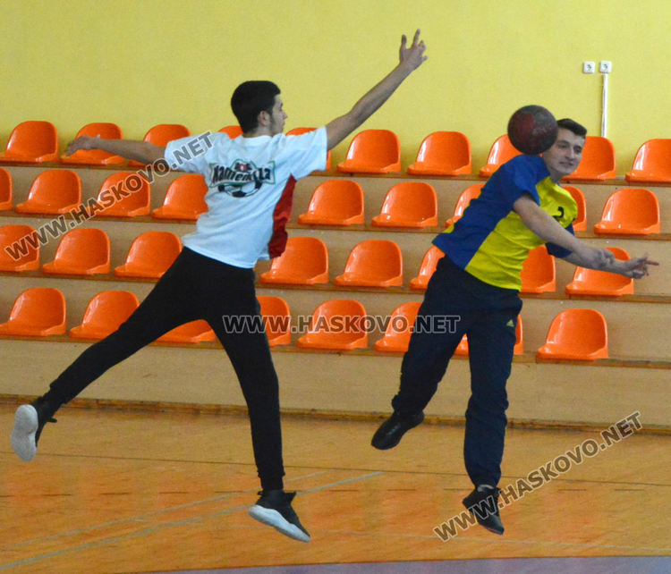 Езиковата с две купи от Общинското първенство по хандбал за ученици