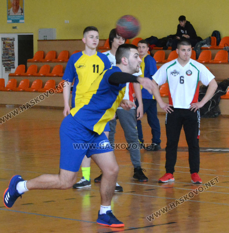 Езиковата с две купи от Общинското първенство по хандбал за ученици