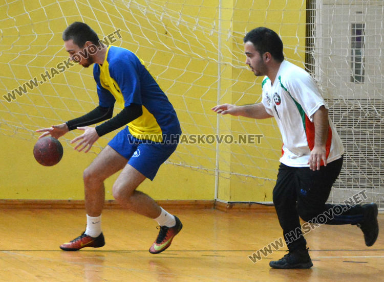 Езиковата с две купи от Общинското първенство по хандбал за ученици