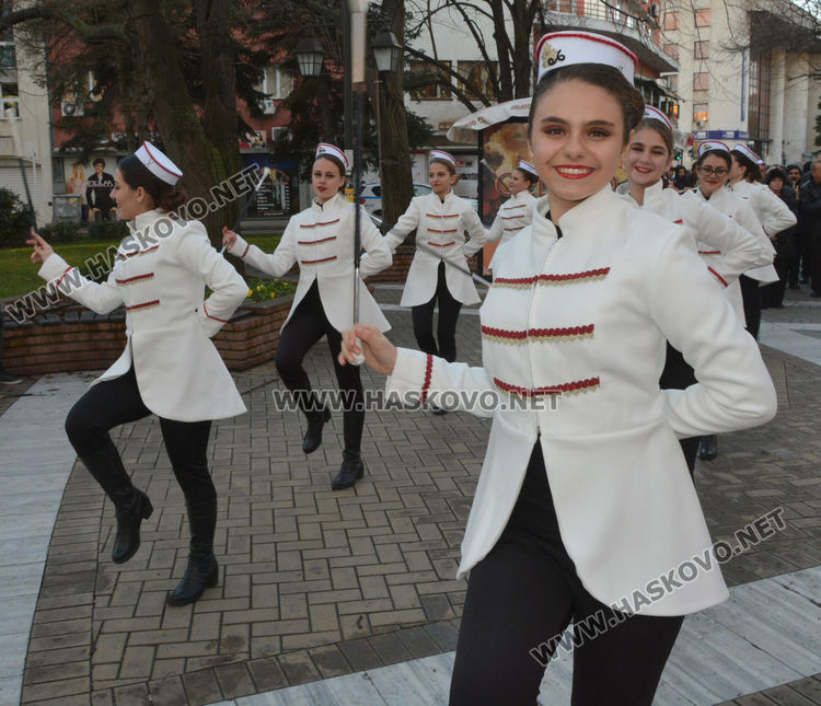 Пъстро шествие за фашинга на Езиковата, събират средства за Михаела