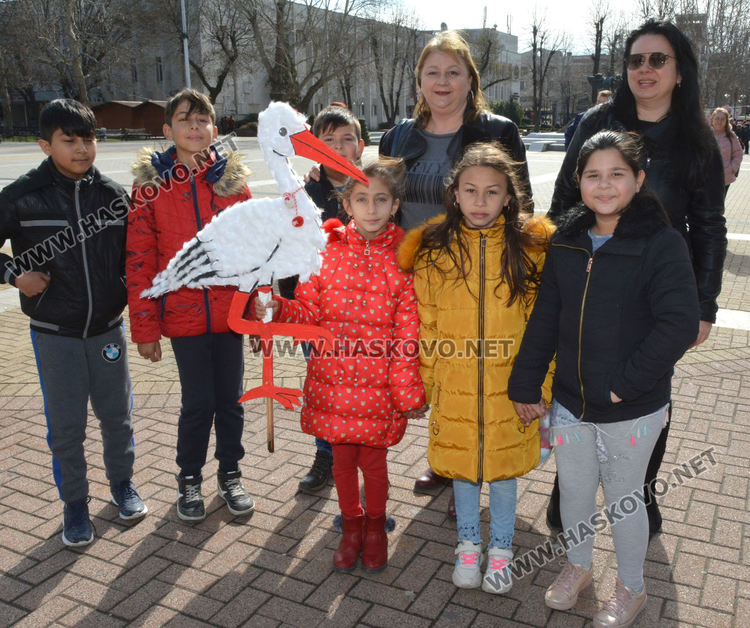Дърветата по централните улици на Хасково са в бяло и червено