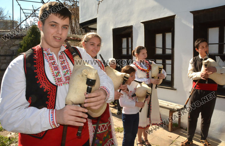 Превенция срещу дрогата: Деца учат обичаите за Баба Марта и Заговезни