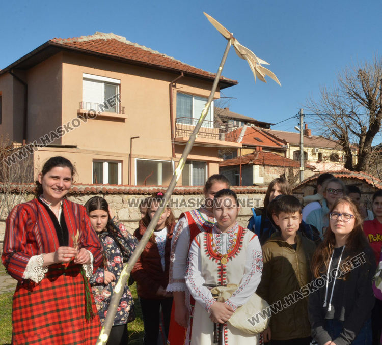 Превенция срещу дрогата: Деца учат обичаите за Баба Марта и Заговезни